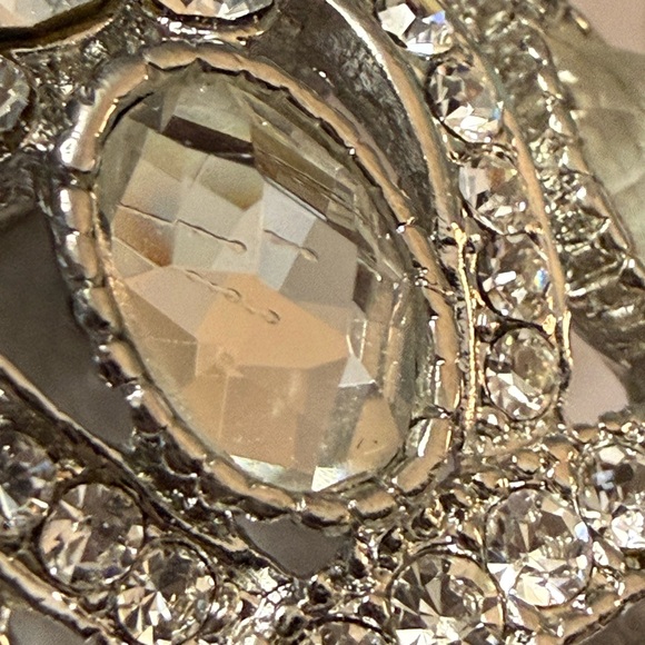 Elegant Silver Crown Brooch - Picture 2 of 3